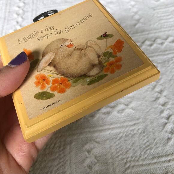 A Giggle A Day Keeps the Glums Away Vintage Hallmark Miniature Wall Hanging 3.5β - Picture 7 of 7
